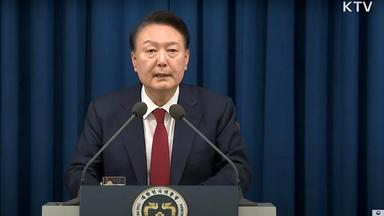 Archiv: der südkoreanische Präsident Yoon Suk Yeol am 3. Dezember 2024 in einer im Fernsehen übertragenen Notansprache vom Präsidialamt in Seoul, Südkorea, das Kriegsrecht ausruft , am 3.12.2024
