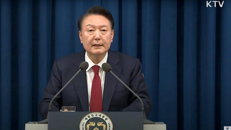 Archiv: der südkoreanische Präsident Yoon Suk Yeol am 3. Dezember 2024 in einer im Fernsehen übertragenen Notansprache vom Präsidialamt in Seoul, Südkorea, das Kriegsrecht ausruft , am 3.12.2024