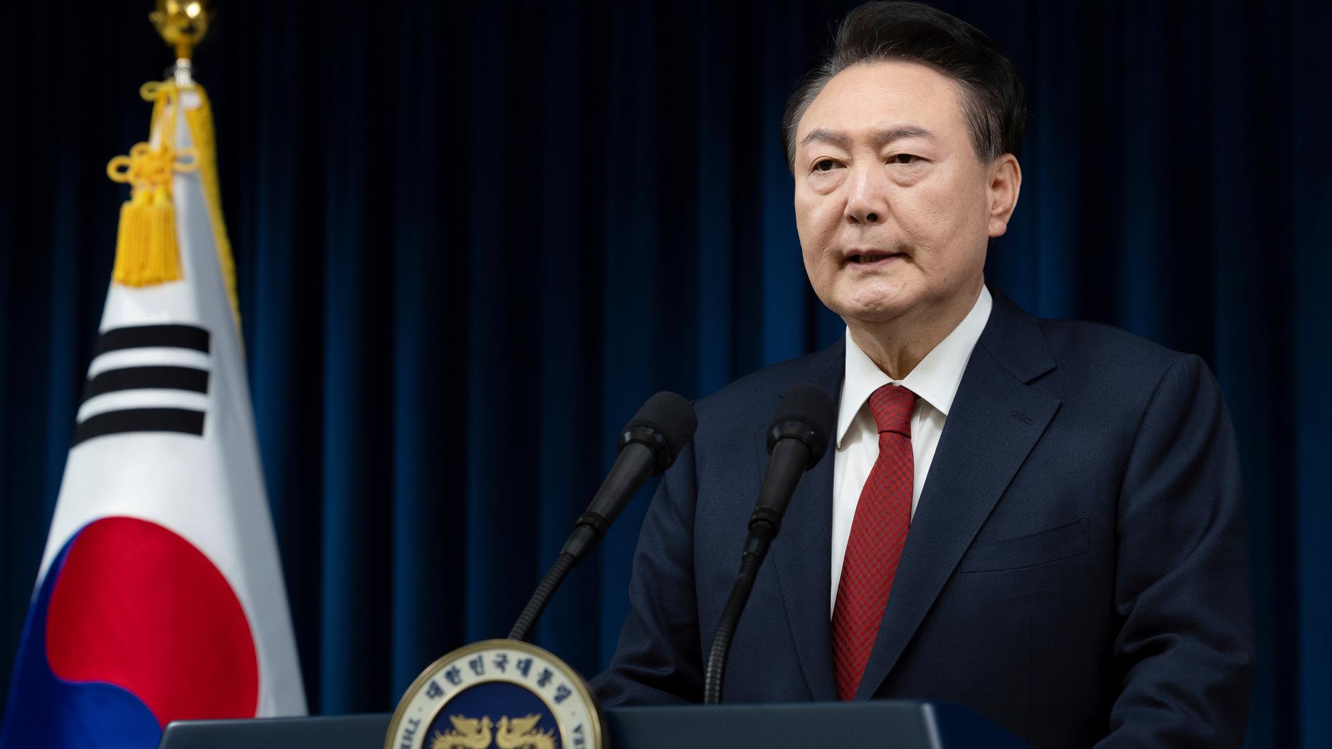 Der südkoreanische Präsident Yoon Suk Yeol spricht im Präsidialamt in Seoul.