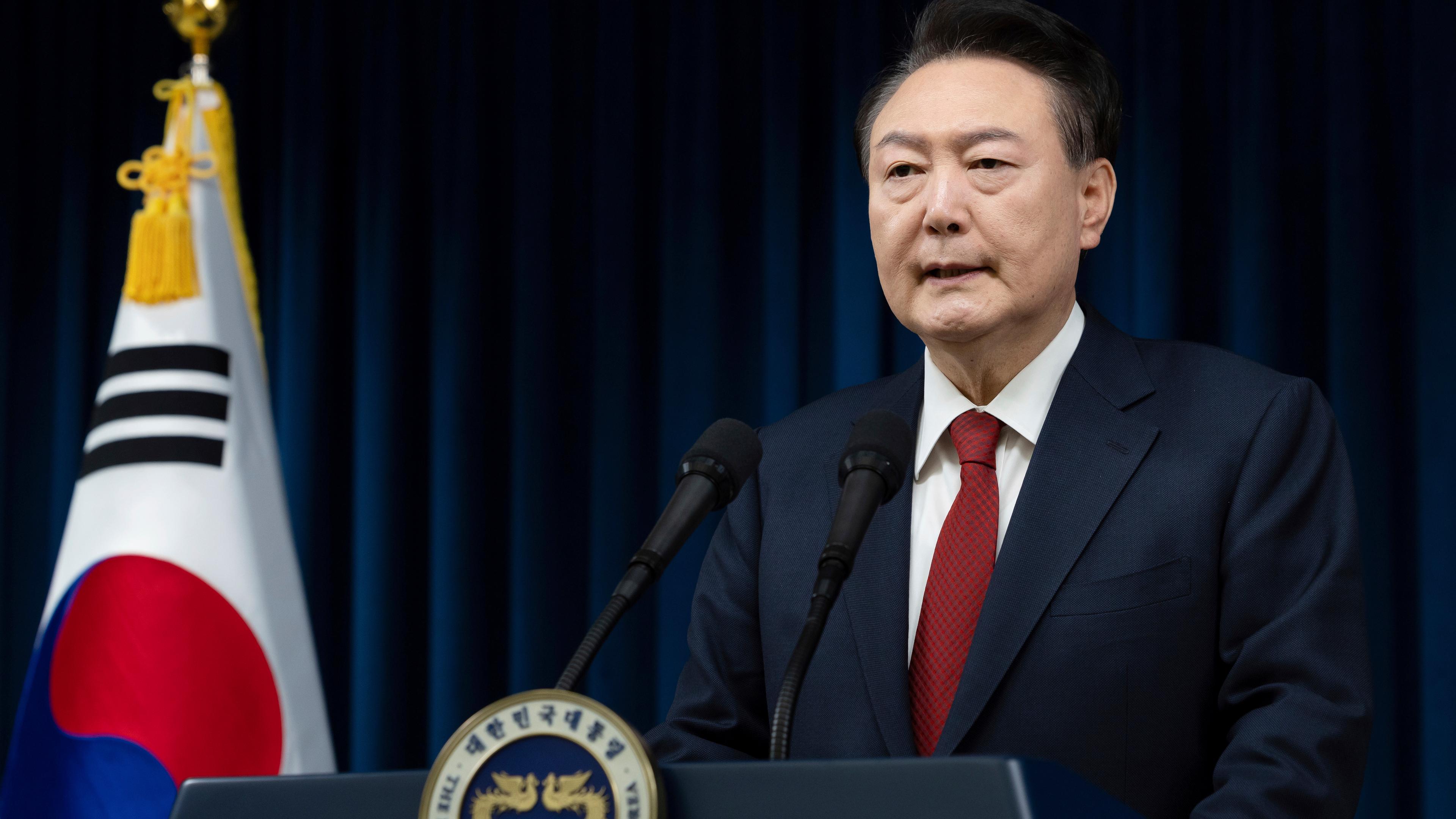  Der südkoreanische Präsident Yoon Suk Yeol spricht im Präsidialamt in Seoul.