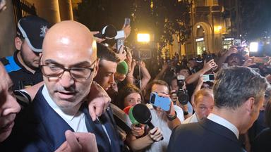 Der maltesische Geschäftsmann Yorgen Fenech verlässt das Gerichtsgebäude in Valletta, Malta, am Mittwoch, dem 2. September 2026, nachdem er vom Vorwurf freigesprochen wurde, den Anschlag mit einer Autobombe auf die investigative Journalistin Daphne Caruana Galizia im Jahr 2017 in Auftrag gegeben zu haben.