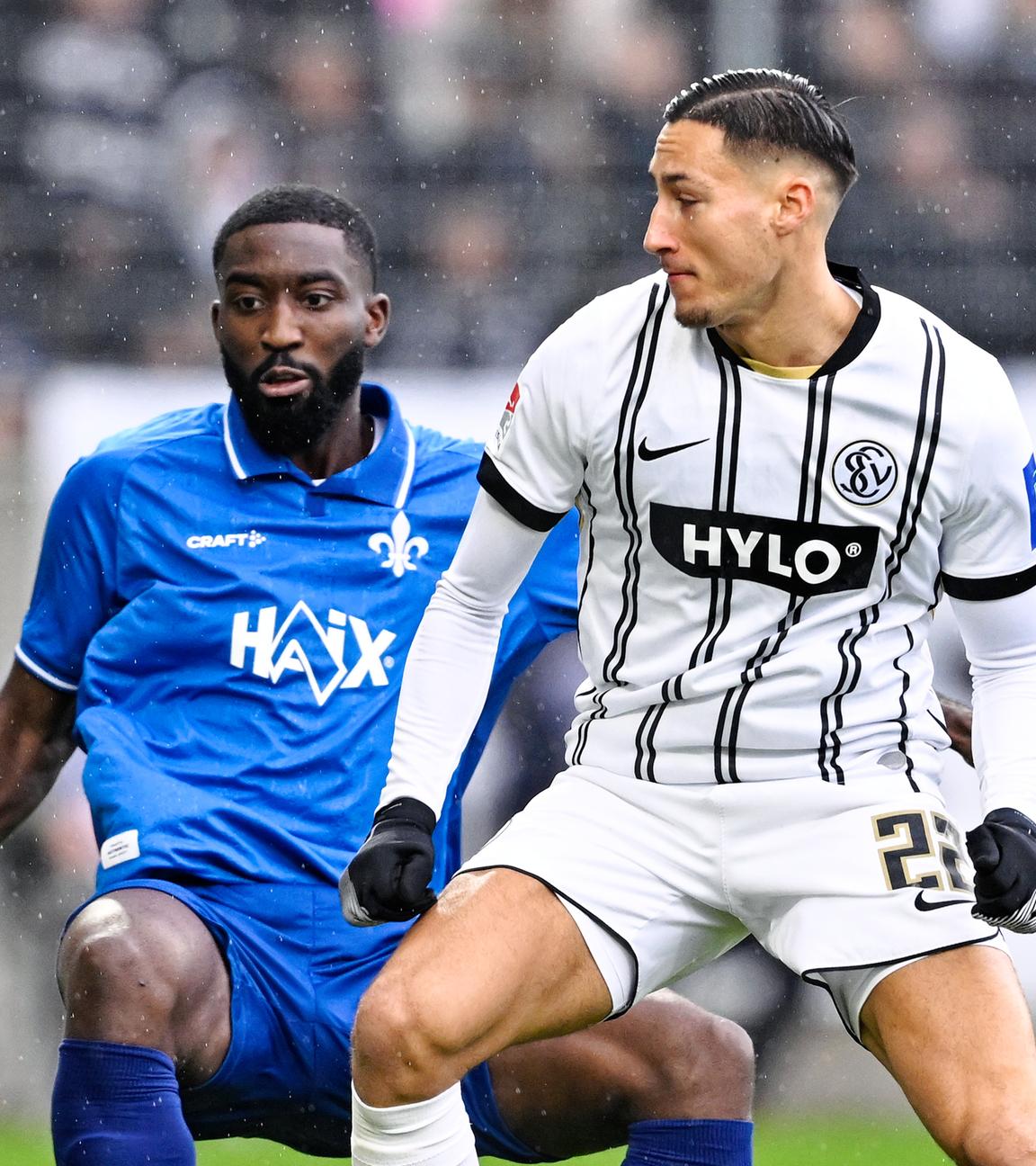 Younes Ebnoutalib im Zweikampf mit Patric Pfeiffer