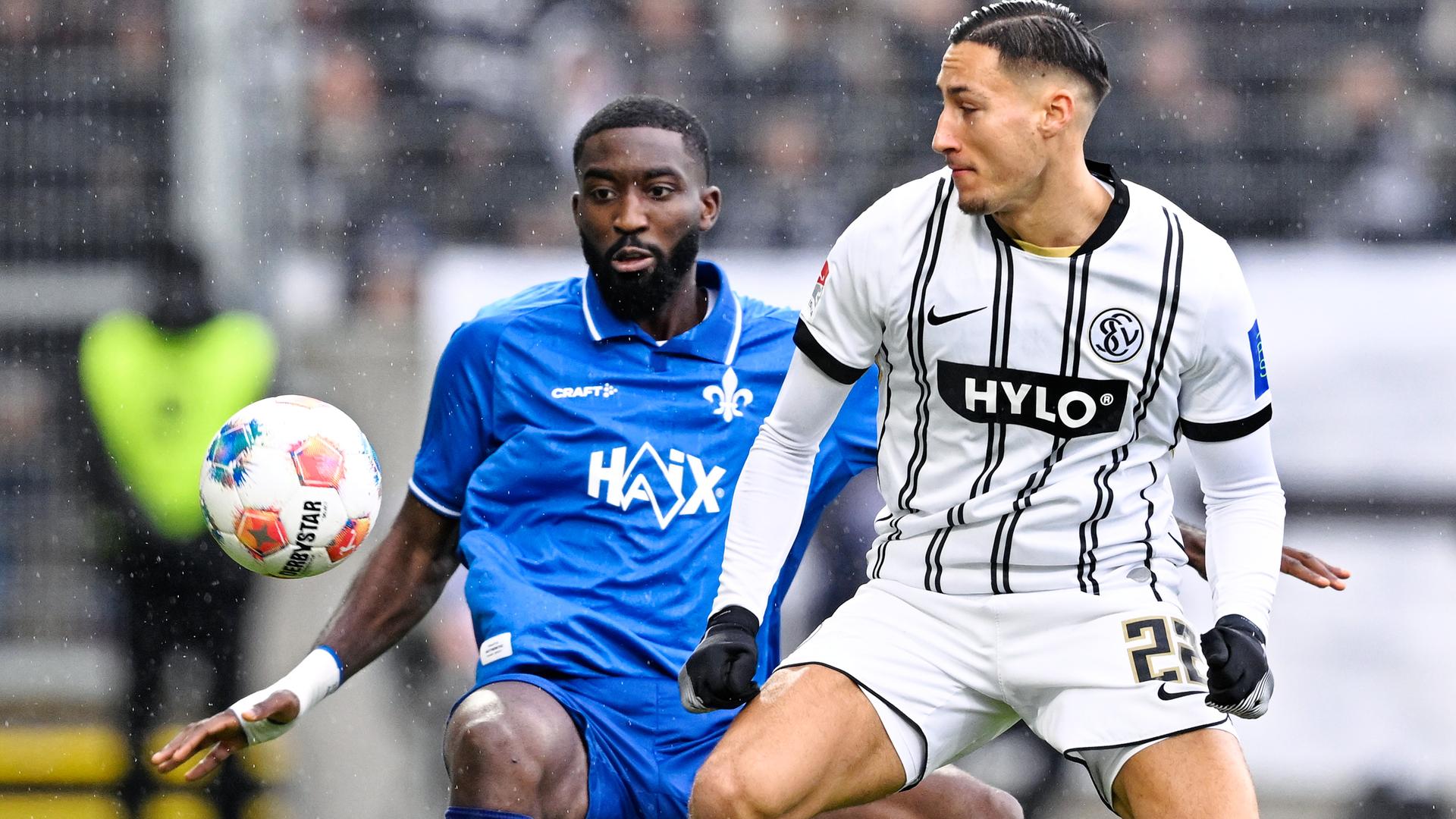 Younes Ebnoutalib im Zweikampf mit Patric Pfeiffer