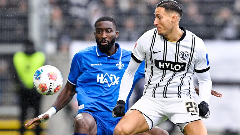 Younes Ebnoutalib im Zweikampf mit Patric Pfeiffer