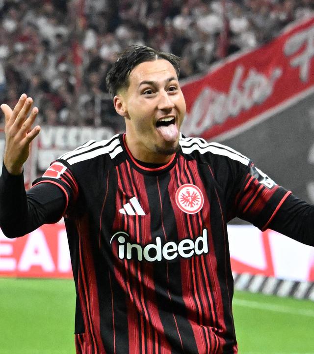 Eintracht Frankfurts Stürmer Younes Ebnoutalib jubelt nach seinem Treffer zum 1:0 gegen den 1. FC Köln