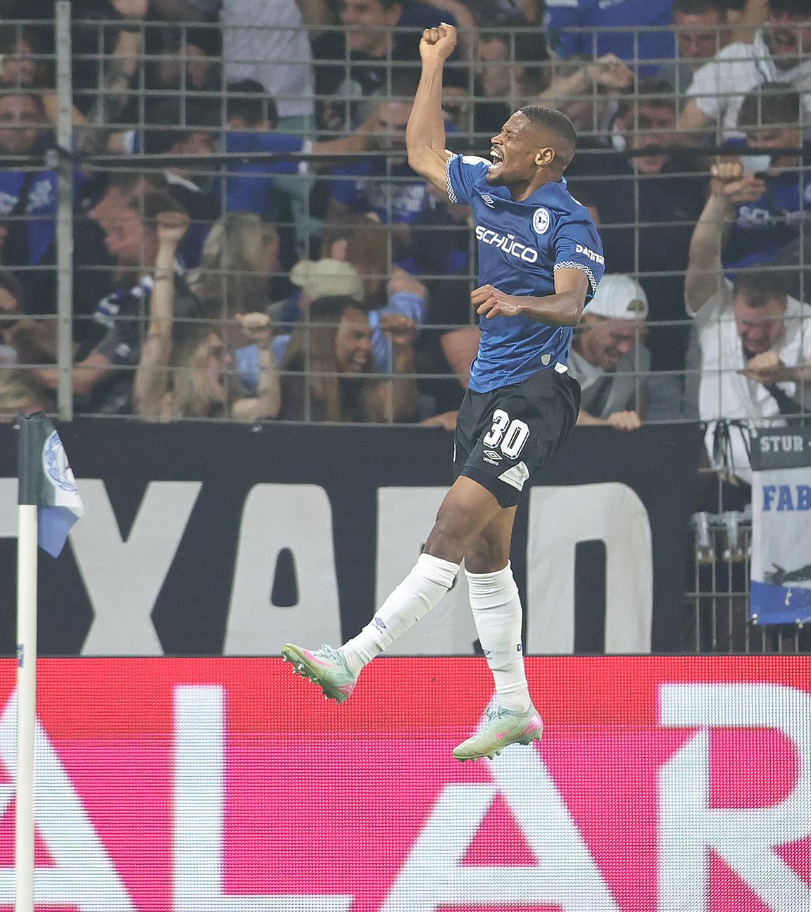 Isaiah Young (Arminia Bielefeld) springt in die Höhe und feiert sein 1:0.