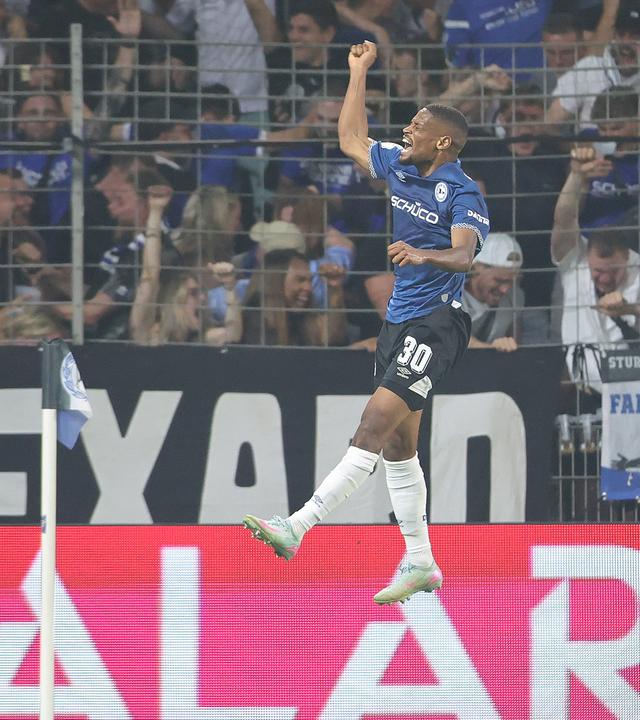 Isaiah Young (Arminia Bielefeld) springt in die Höhe und feiert sein 1:0.