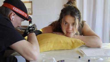 Yasmin "Yaz" (r.) lässt sich von ihrem Freund Thies (l.) ihr Lebensmotto "Joy" tätowieren.