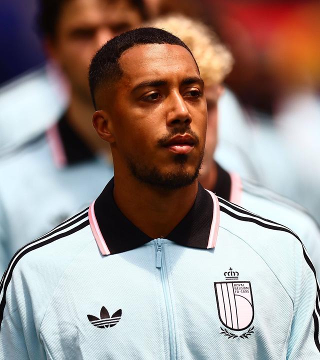 Der belgische Nationalspieler Youri Tielemans betritt vor der Partie gegen Spanien mit seinen Teamkollegen den Rasen 