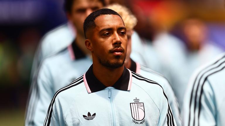 Der belgische Nationalspieler Youri Tielemans betritt vor der Partie gegen Spanien mit seinen Teamkollegen den Rasen 