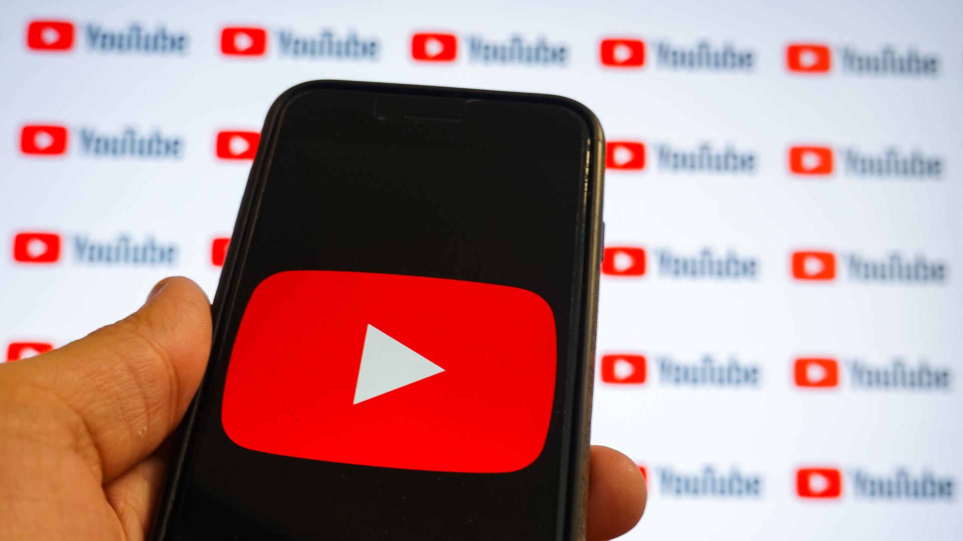 Symbolbild: Das Logo von Youtube auf Handybildschirm