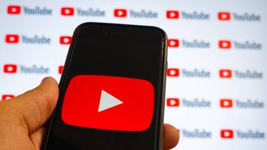 Symbolbild: Das Logo von Youtube auf Handybildschirm