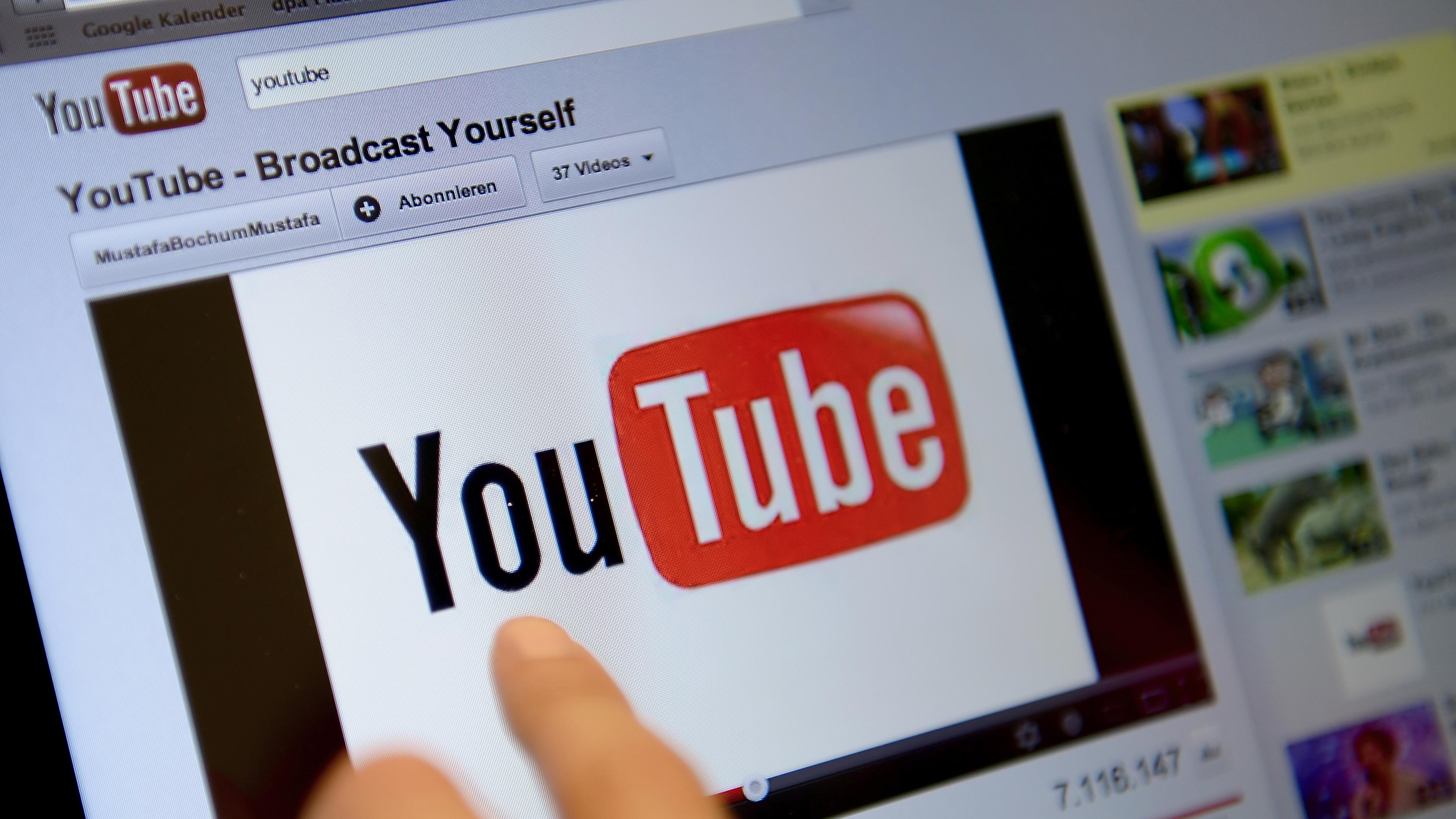 Auf einem Laptop ist in Berlin das Internet-Videoportal YouTube zusehen.