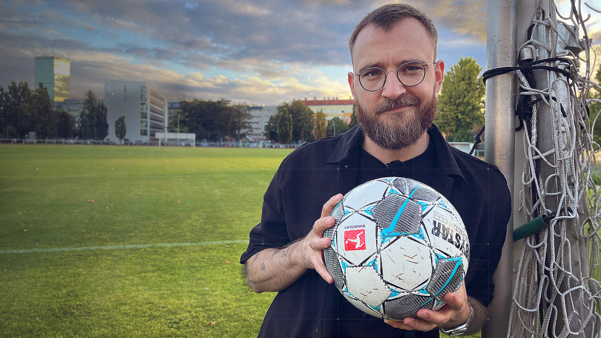 Nico Heymer steht im Tor mit einem Fußball in der Hand 