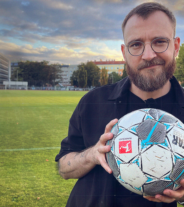 Nico Heymer steht im Tor mit einem Fußball in der Hand 