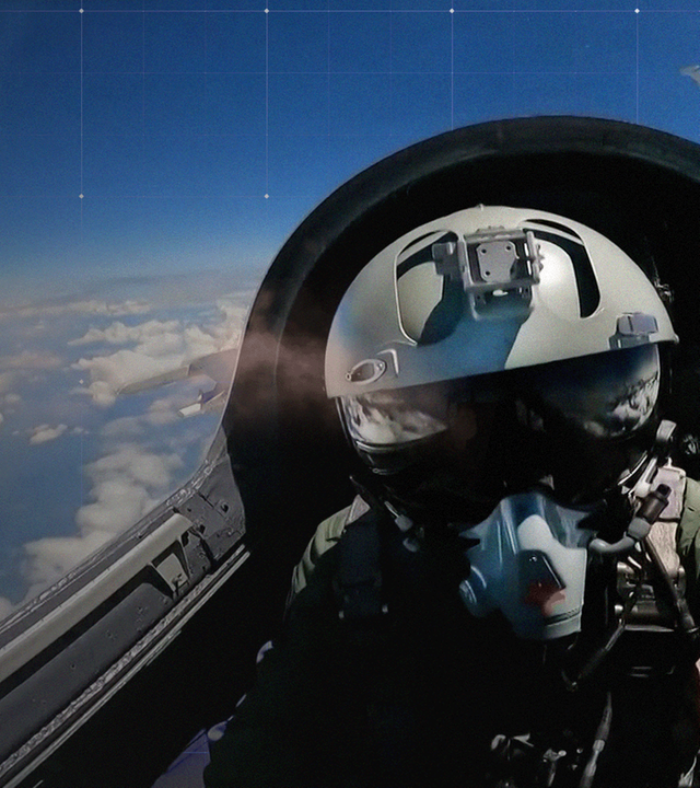 Pilot im Cockpit eines Kampfjets im Einsatz