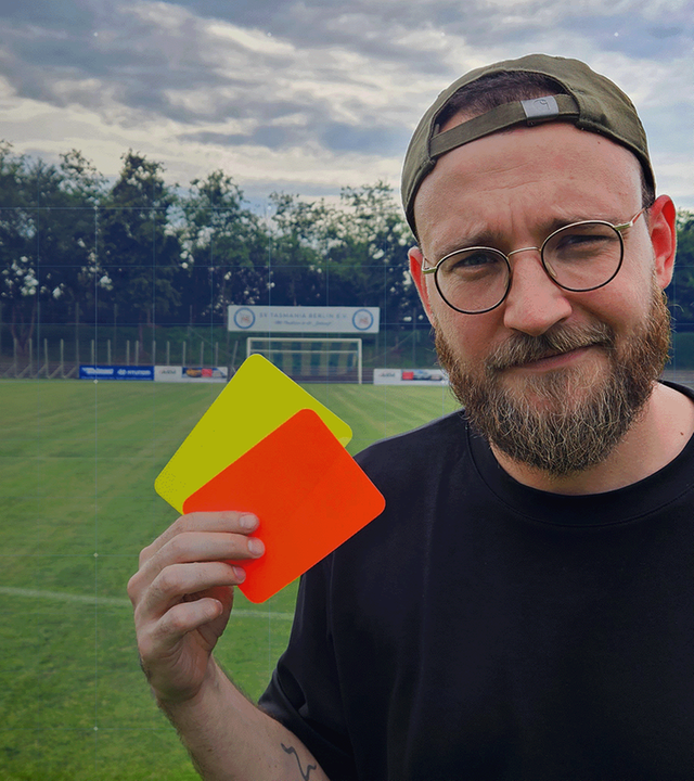 Nico Heymer mit roter und gelber Karte am Spielfeldrand