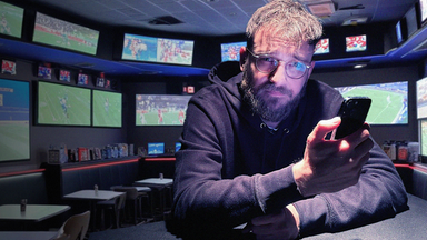 Nico Heymer in einem Wettbüro für Sportwetten.