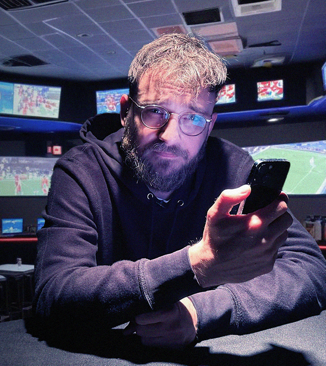 Nico Heymer in einem Wettbüro für Sportwetten.