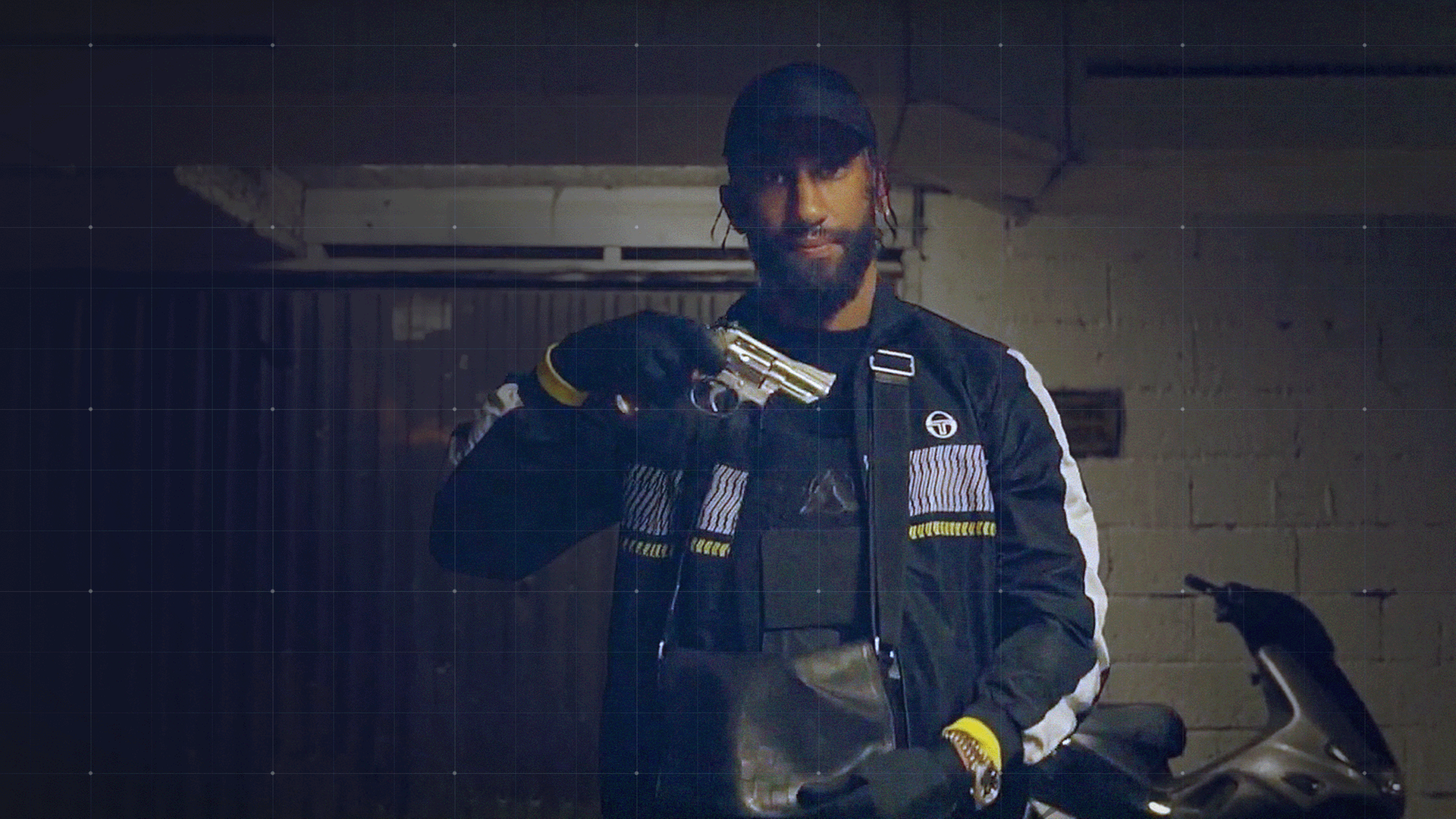 Omar Chehade aka Gomorra, der über seine kriminelle Vergangenheit rappt, mit Pistole in der Hand vor Garagentor und Motorroller im Hintergrund