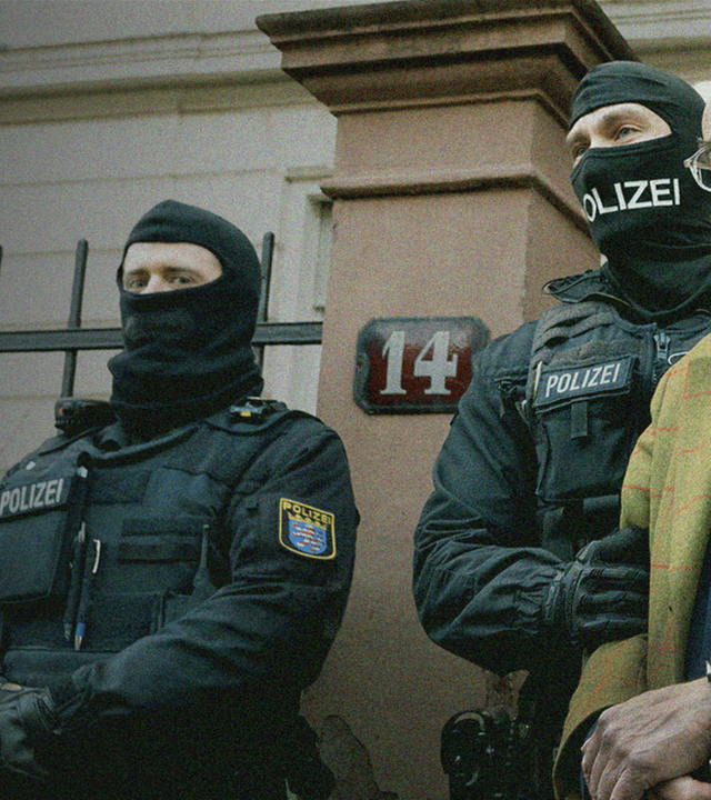 Der Reichsbürger Heinrich XIII. Prinz Reuß wird nach Razzia gegen Reichsbürger vor seinem Wohnhaus von Polizisten in Handschellen abgeführt.