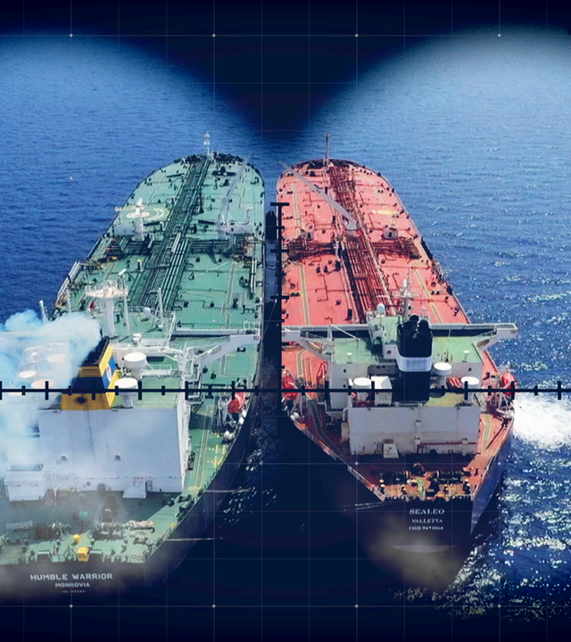 Blick durch Fernrohr auf zwei Tanker auf See