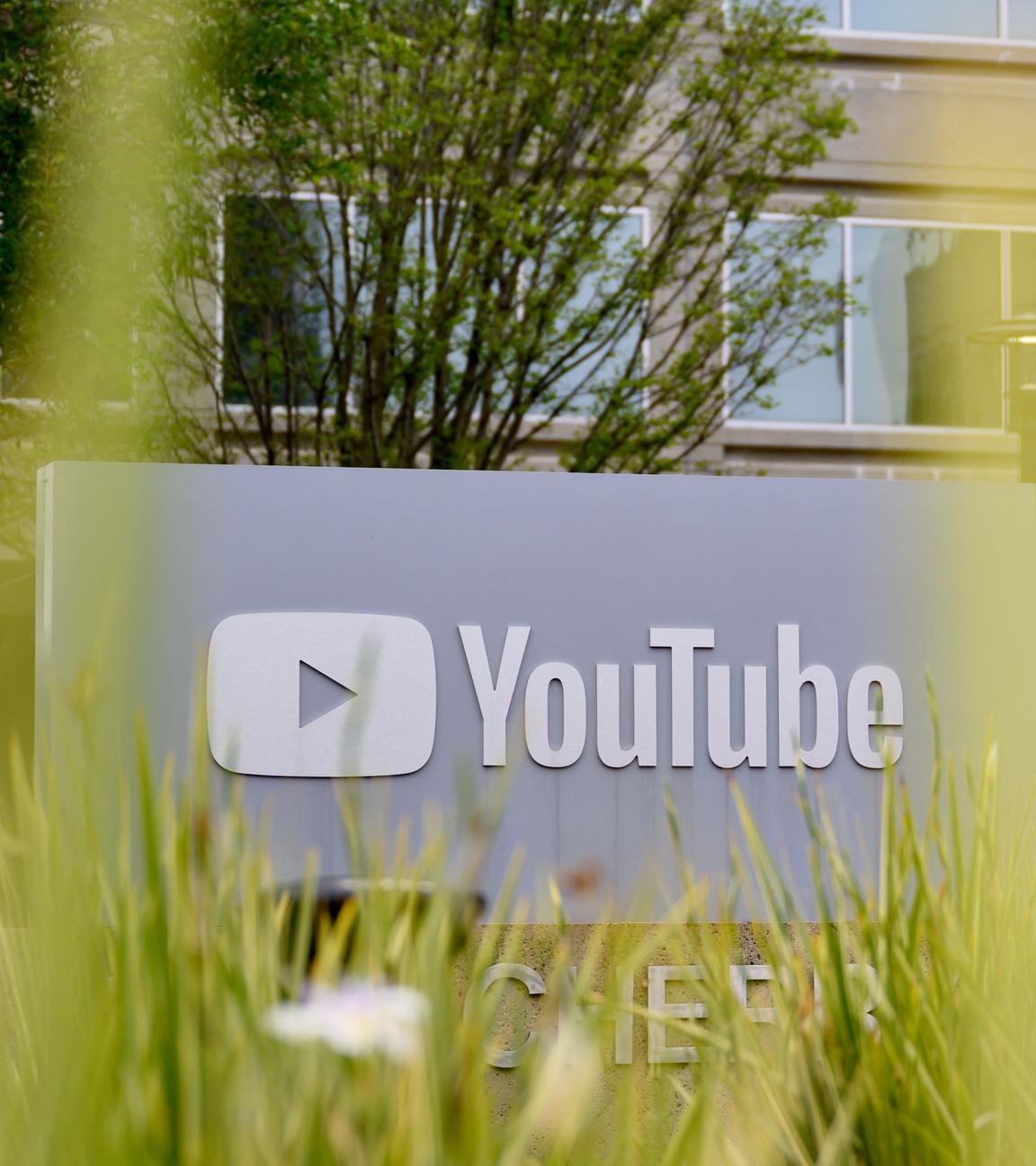 Das YouTube-Logo ist am Firmensitz des Unternehmens im kalifornischen San Bruno zu sehen, aufgenommen am 23. April 2025.