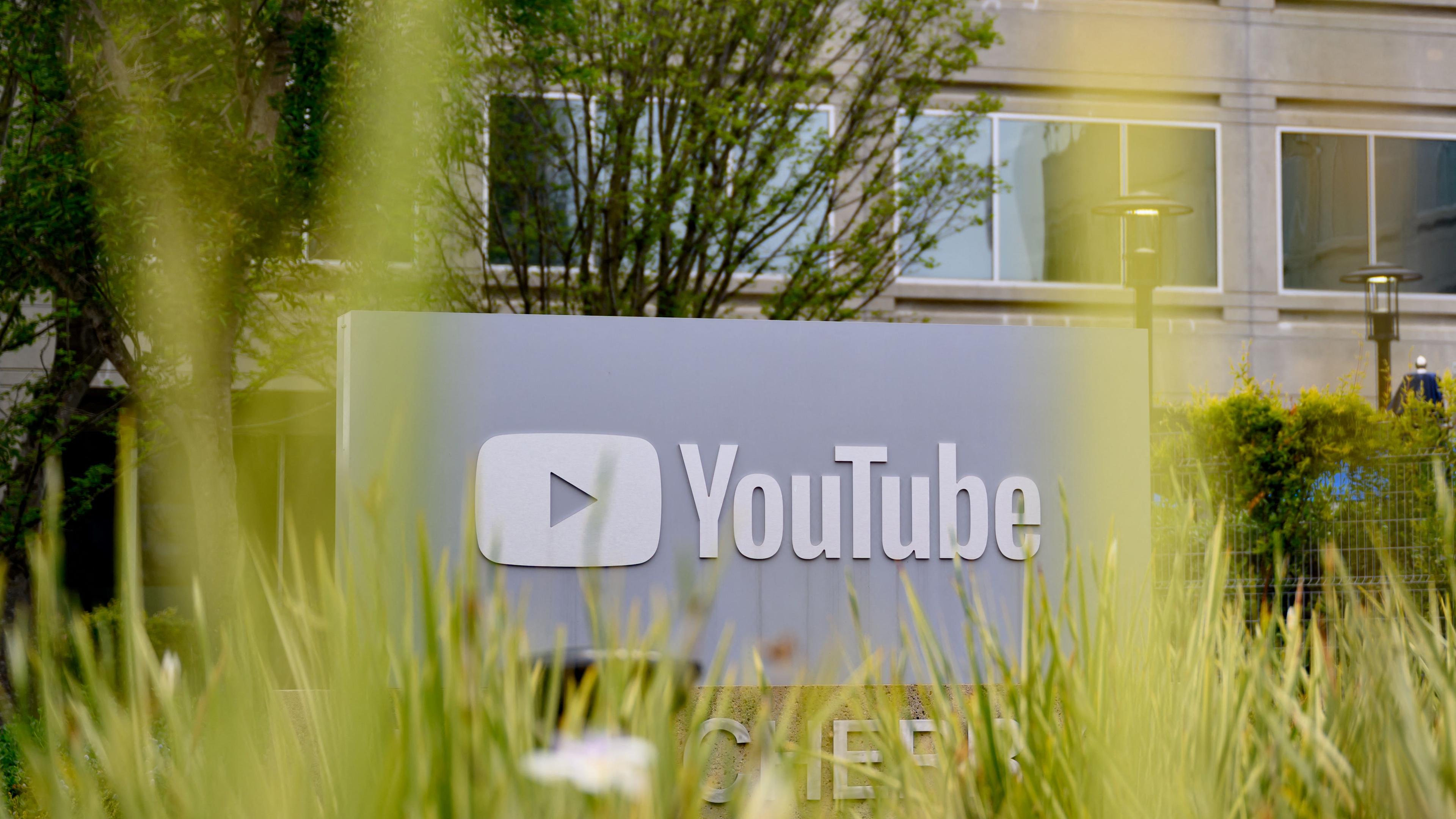 Das YouTube-Logo ist am Firmensitz des Unternehmens im kalifornischen San Bruno zu sehen, aufgenommen am 23. April 2025.
