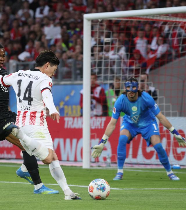 Der Freiburger Mittelfeldspieler Yuito Suzuki schießt in der Bundesligapartie gegen den VfL Wolfsburg auf das gegnerische Tor