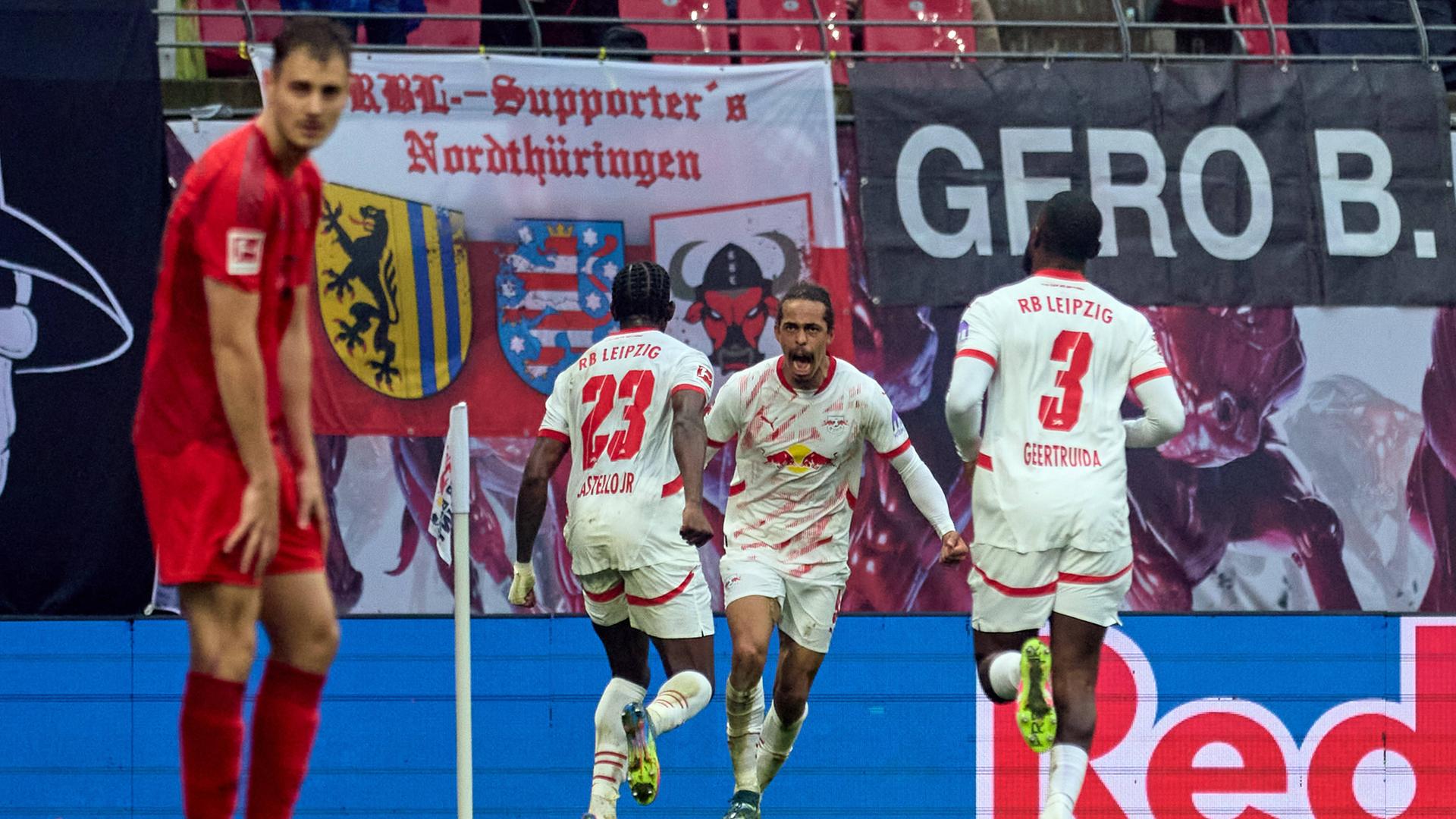 Yussuf Poulsen (RB Leipzig) jubelt nach dem Ausgleichstreffer in letzter Minute.