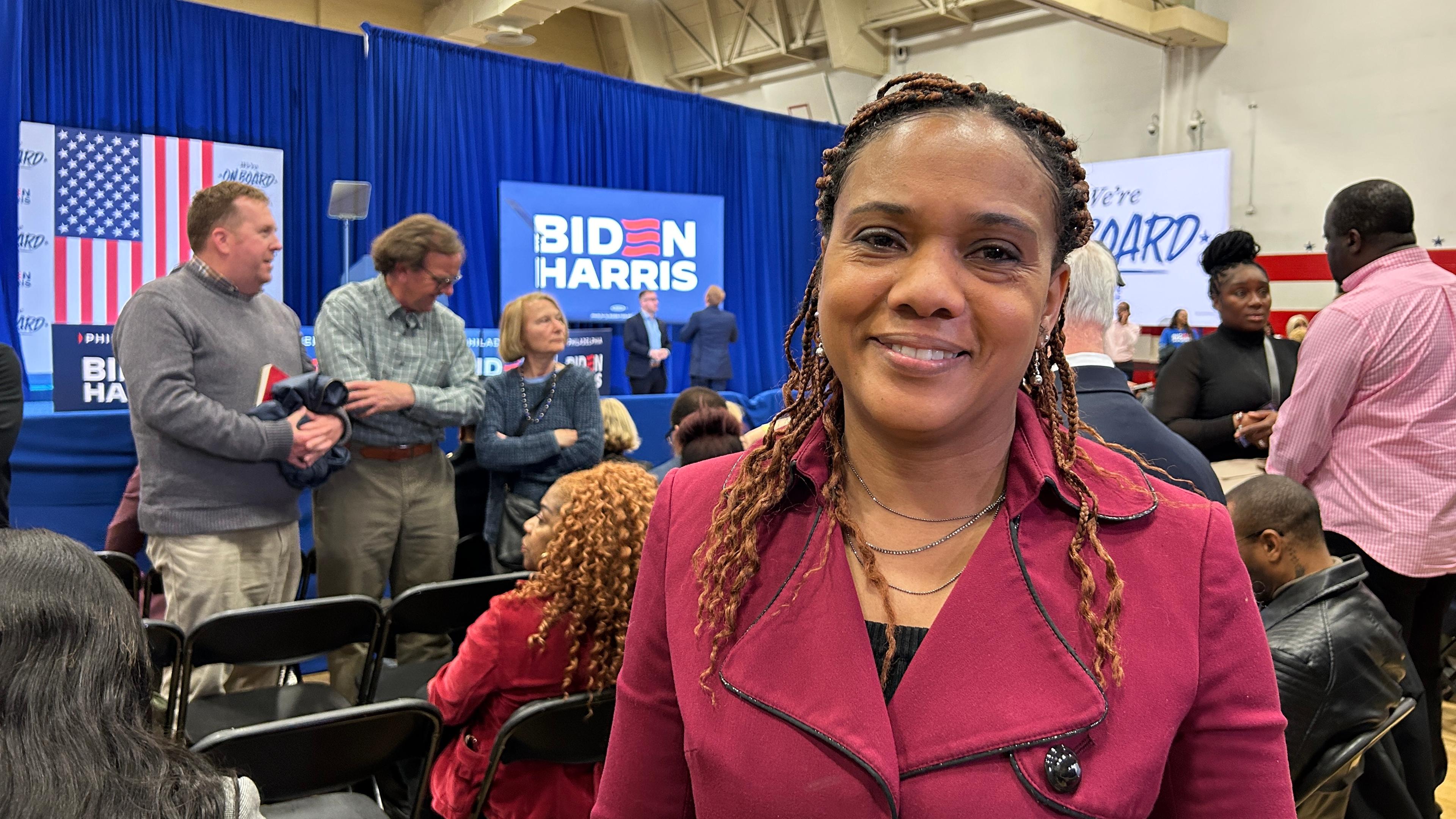 Eine Frau steht im Zuschauerraum einer Wahlkampfveranstaltung von US-Präsident Joe Biden. 