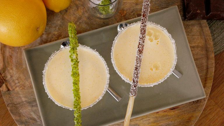 Zwei Multivitamin-Zabaione mit süßen Grissini in einem Glas angerichtet