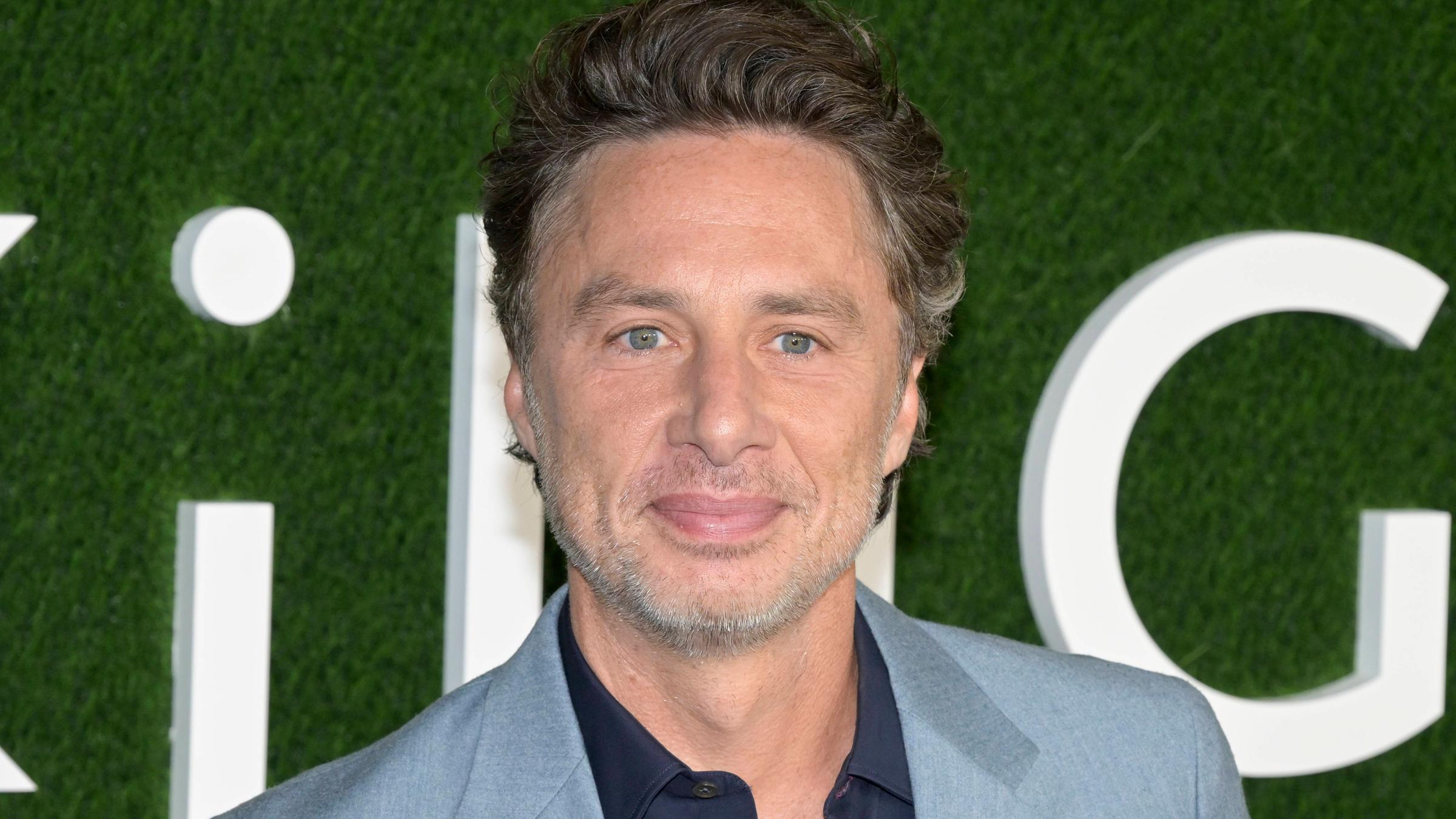 Zach Braff vor einer Leinwand
