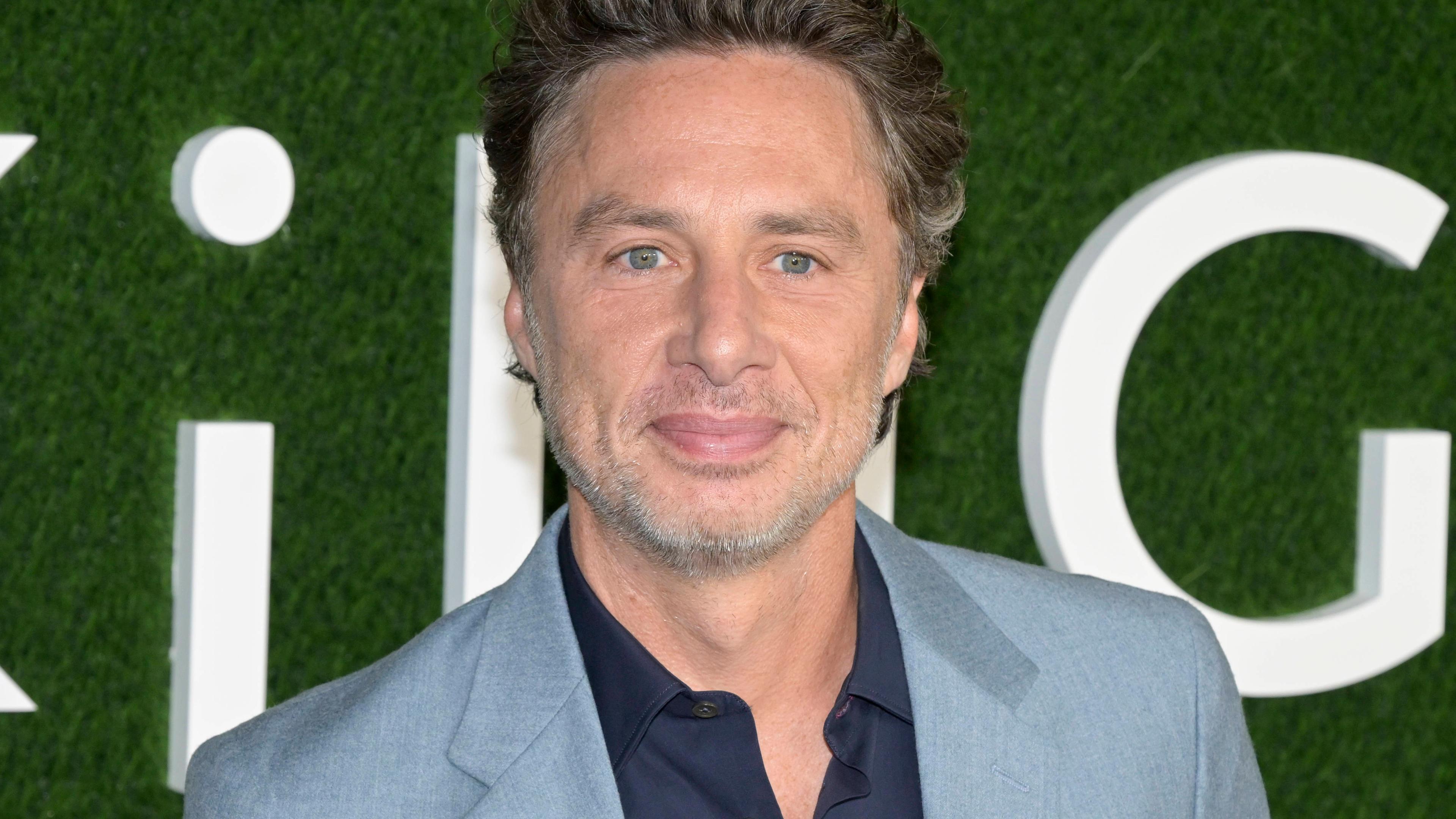 Zach Braff vor einer Leinwand