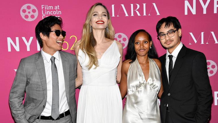 Angelina Jolie mit ihren Kindern Pax (l-r), Zahara und Maddox.