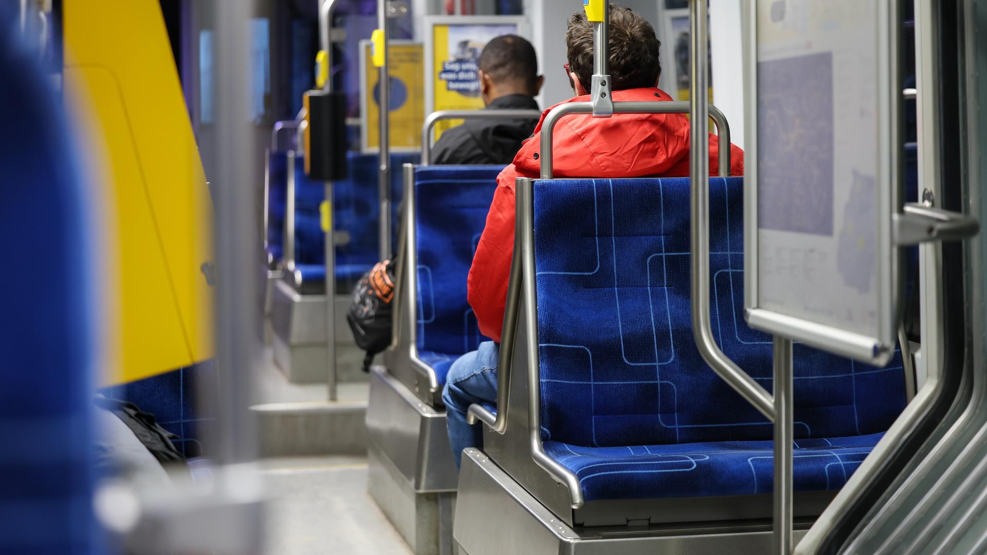 11.03.2025, Sachsen, Leipzig: Fahrgäste sitzen in einer Straßenbahn der Leipziger Verkehrsbetriebe (LVB) im morgendlichen Berufsverkehr. 