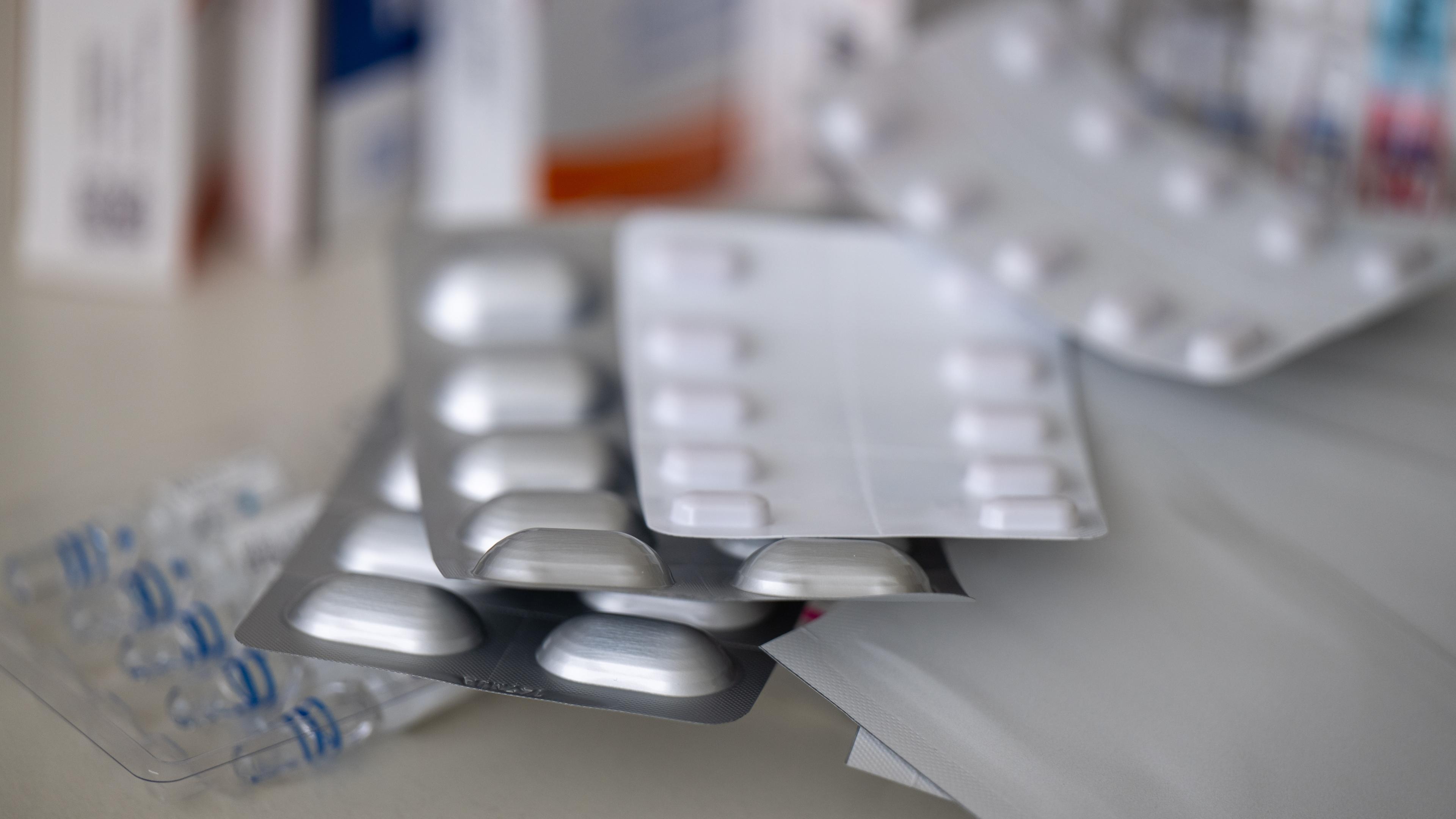 Schmerzmittel Fentanyl, Tilidin und Oxycodon verschiedener Hersteller in Form von Tabletten, Tropfen und Pflastern liegen in einer Apotheke auf dem Tisch.