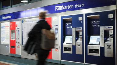 25.03.2026, Hamburg: Eine Reisende geht an einem Fahrkartenautomaten im Hauptbahnhof Hamburg vorbei.