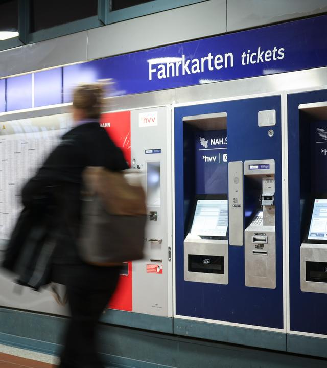 25.03.2026, Hamburg: Eine Reisende geht an einem Fahrkartenautomaten im Hauptbahnhof Hamburg vorbei.