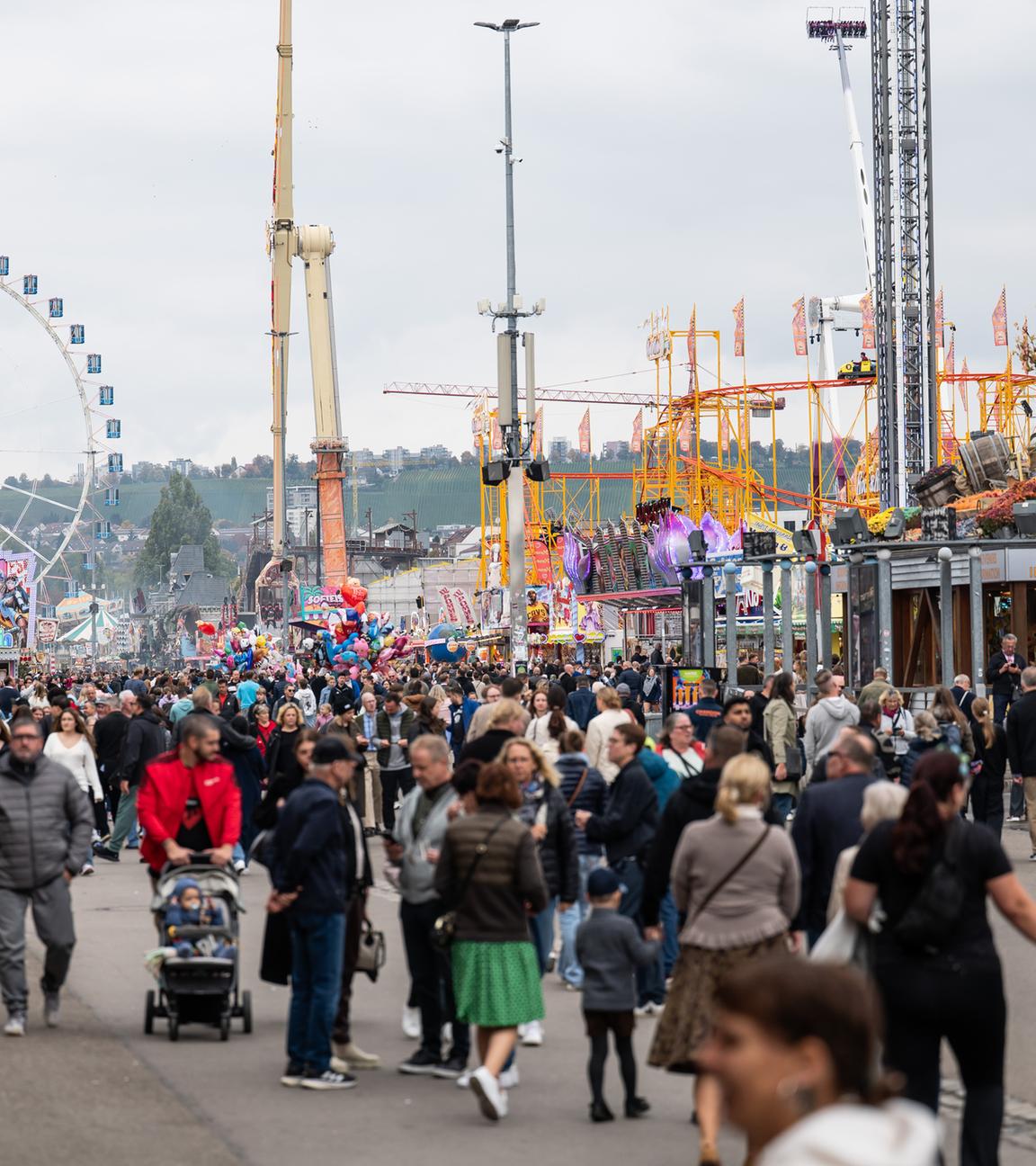 Zahlreiche Menschen besuchen am letzten Tag das 178. Cannstatter Volksfest.