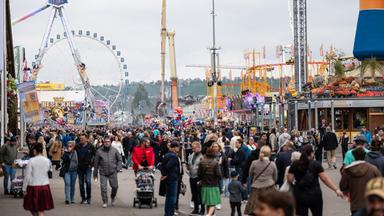 Zahlreiche Menschen besuchen am letzten Tag das 178. Cannstatter Volksfest.