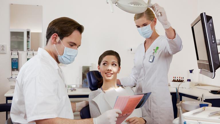 Zahnarzt mit Patientin