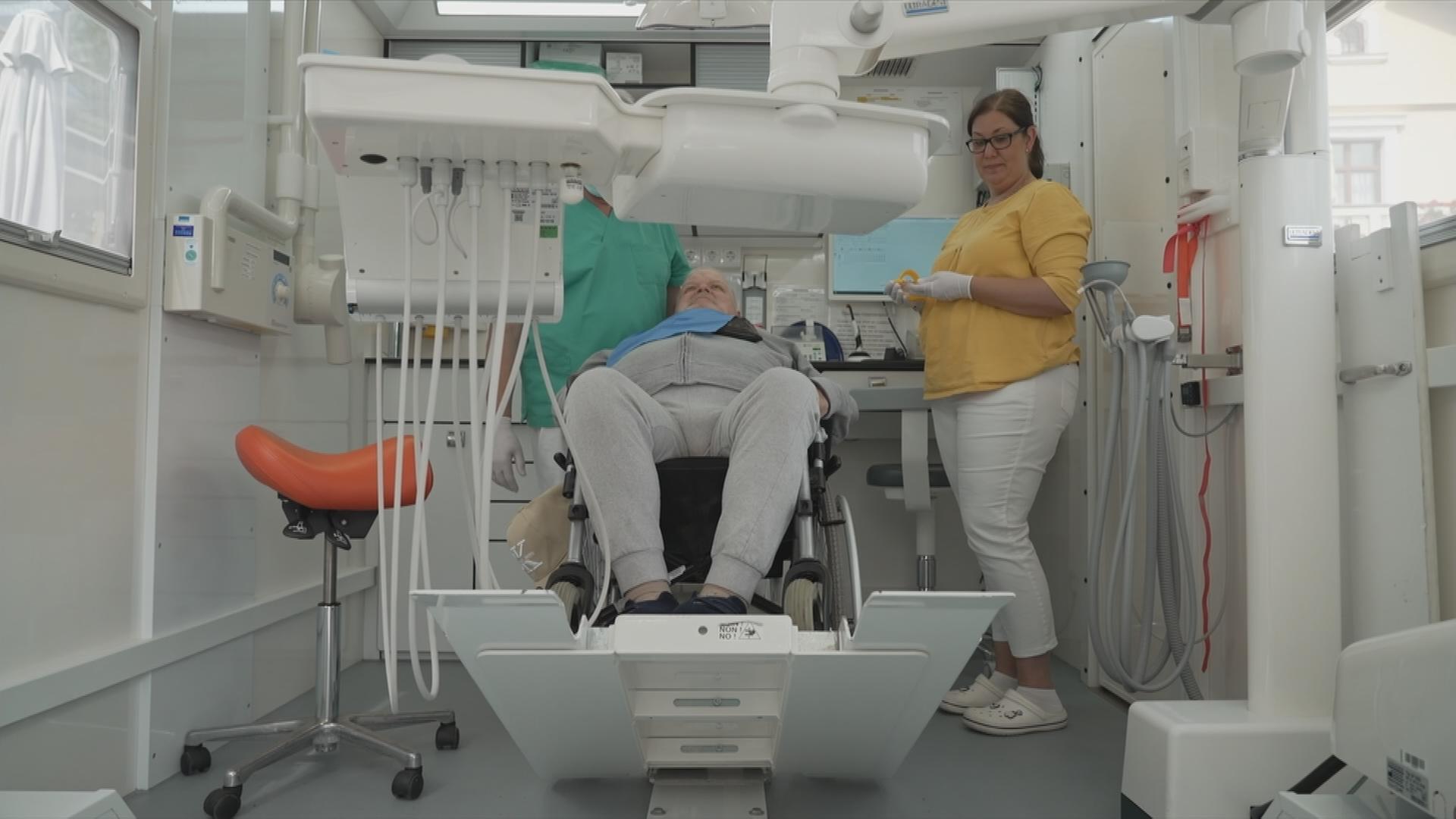 Patient wird im Zahnarztbus behandelt.