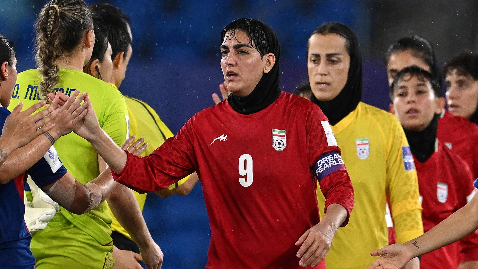 Iran-Spielerin Zahra Ghanbari (c) nach dem Group-A-Spiel des AFC Women’s Asian Cup zwischen Iran und den Philippinen im Gold Coast Stadium am Sonntag, 8. März 2026.