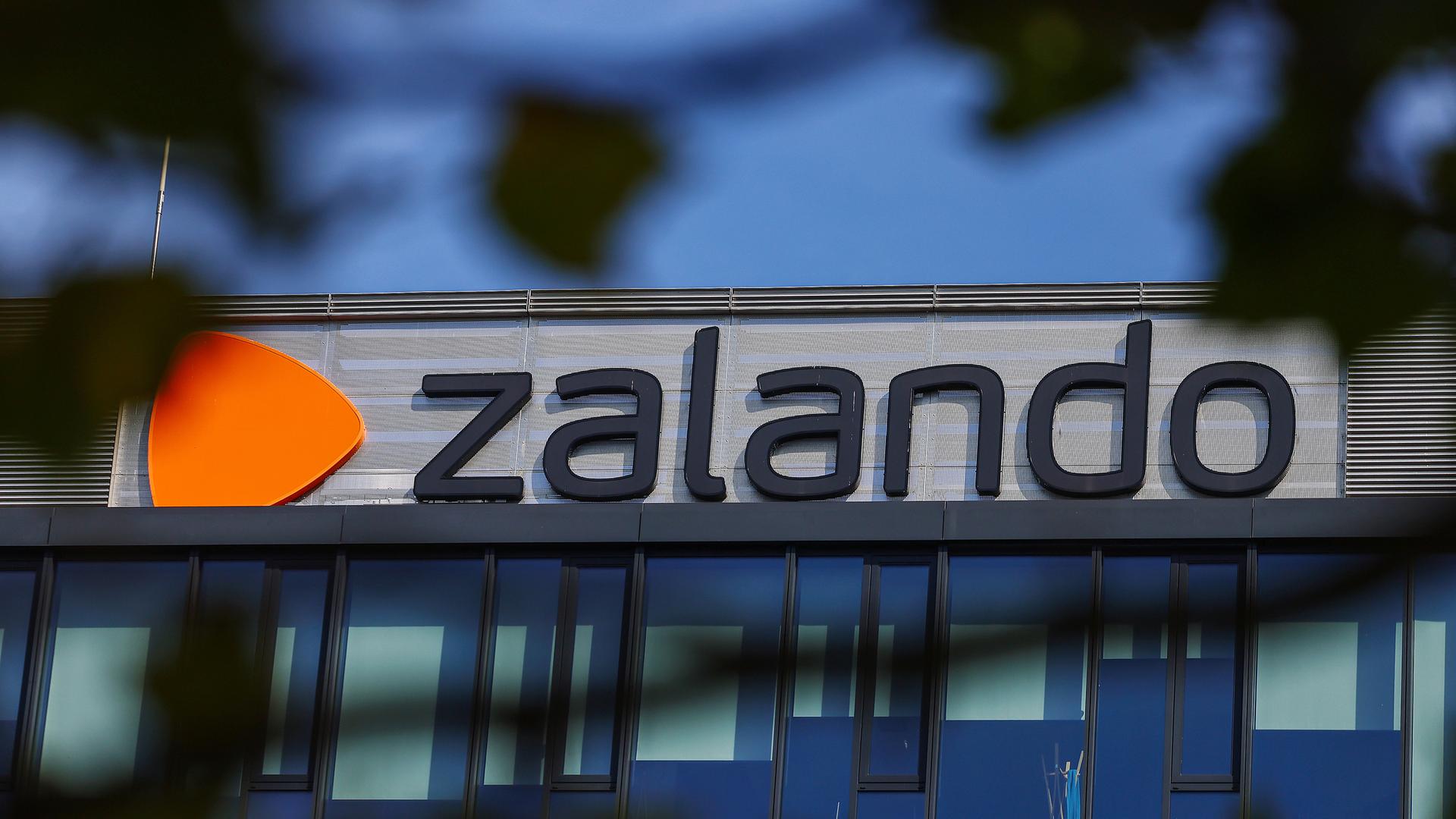 Das Logo des Modehändlers Zalando in der Zentrale in Berlin