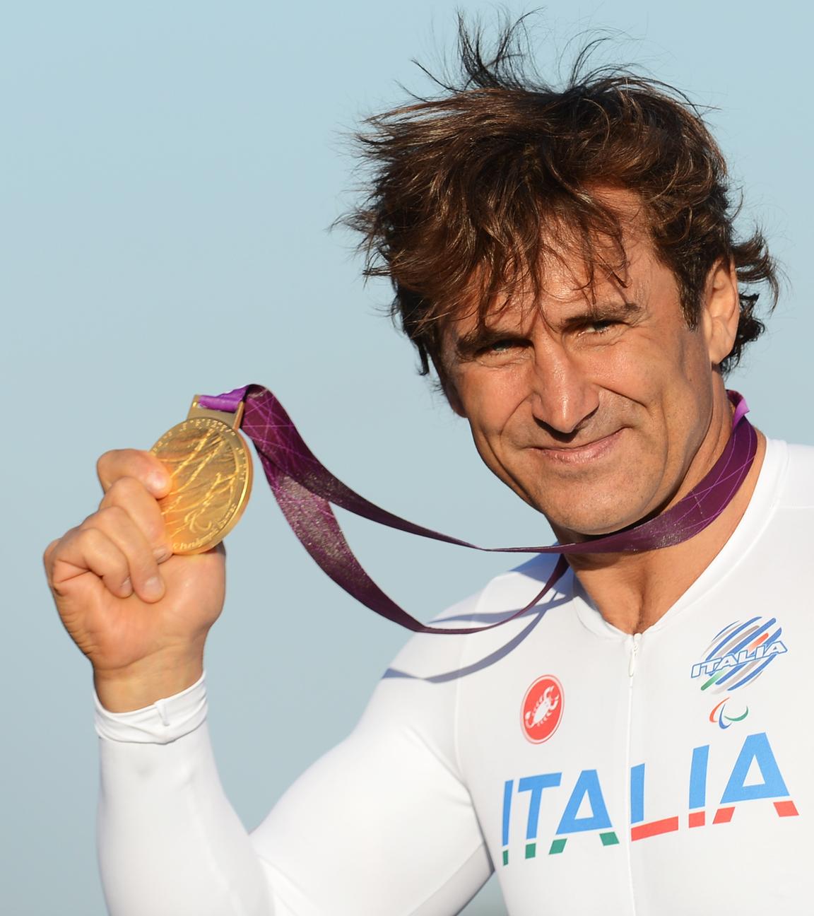Alessandro Zanardi zeigt bei den Paralympics 2012 seine im Zeitfahren gewonnene Goldmedaille