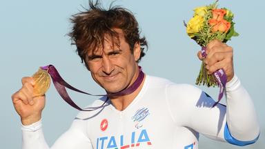 Alessandro Zanardi zeigt bei den Paralympics 2012 seine im Zeitfahren gewonnene Goldmedaille