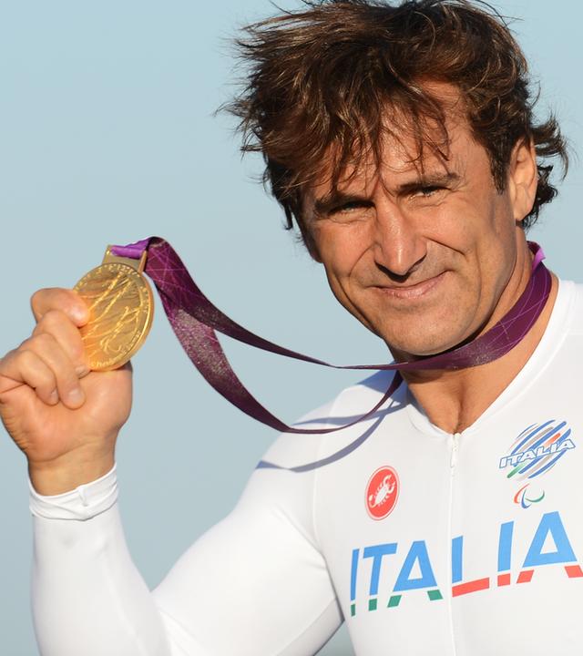 Alessandro Zanardi zeigt bei den Paralympics 2012 seine im Zeitfahren gewonnene Goldmedaille