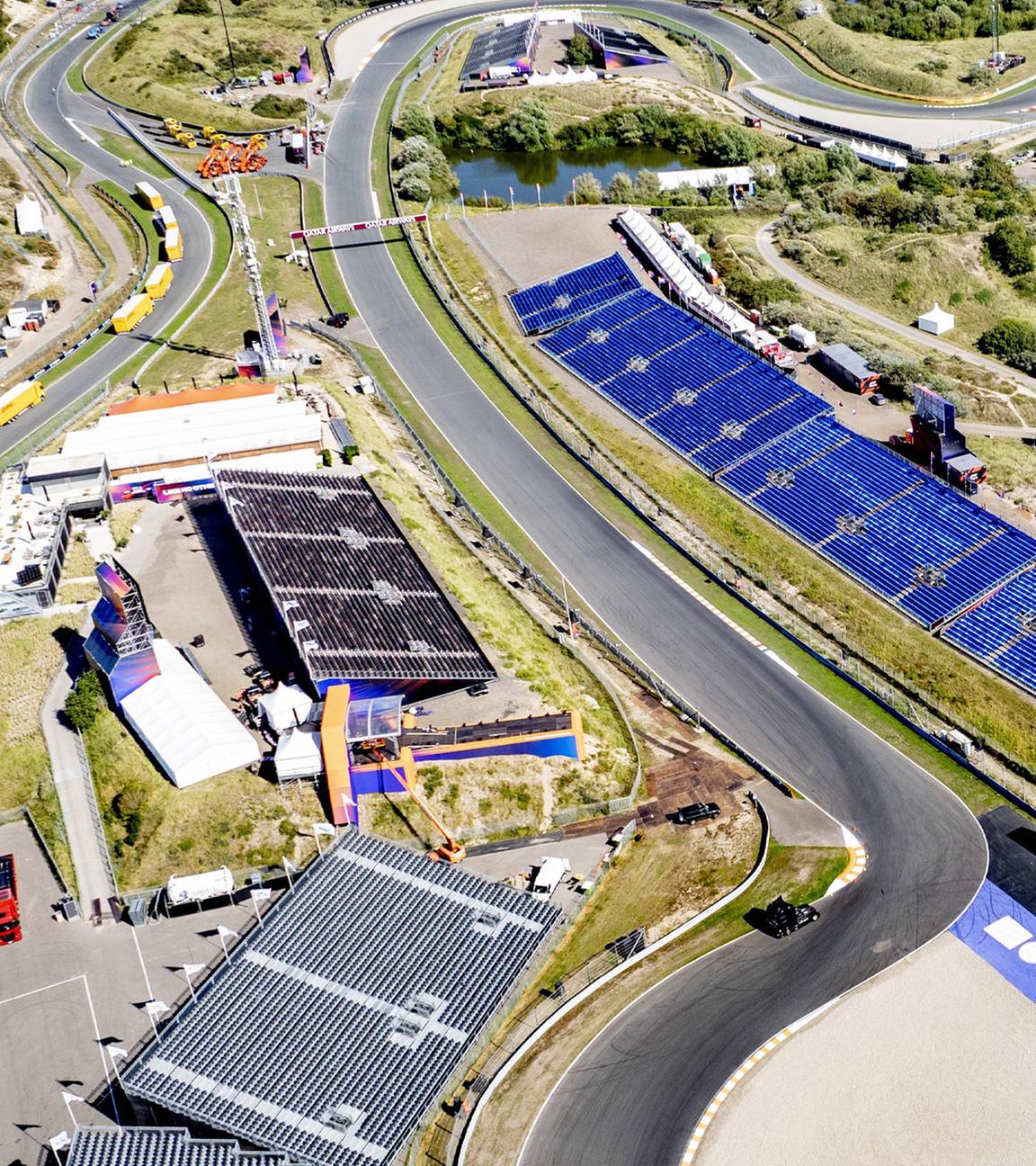 Zandvoort, Niederlande: Vorbereitungen für den Formel-1-Grand-Prix der Niederlande 2025 auf dem CM.com Circuit Zandvoort, gelegen in den Dünen unweit der Nordseeküste. (Drohnenaufnahme)