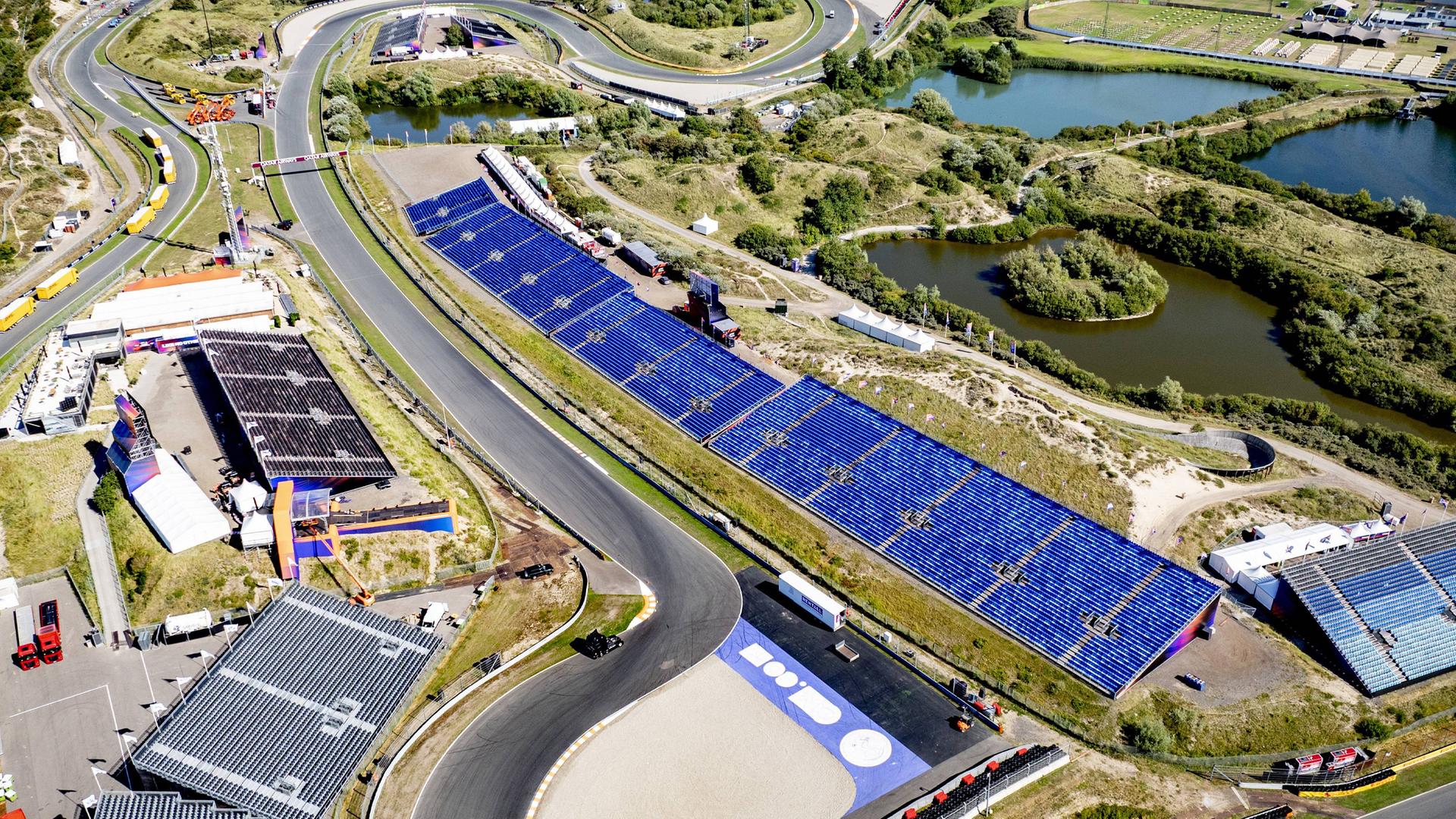 Zandvoort, Niederlande: Vorbereitungen für den Formel-1-Grand-Prix der Niederlande 2025 auf dem CM.com Circuit Zandvoort, gelegen in den Dünen unweit der Nordseeküste. (Drohnenaufnahme)